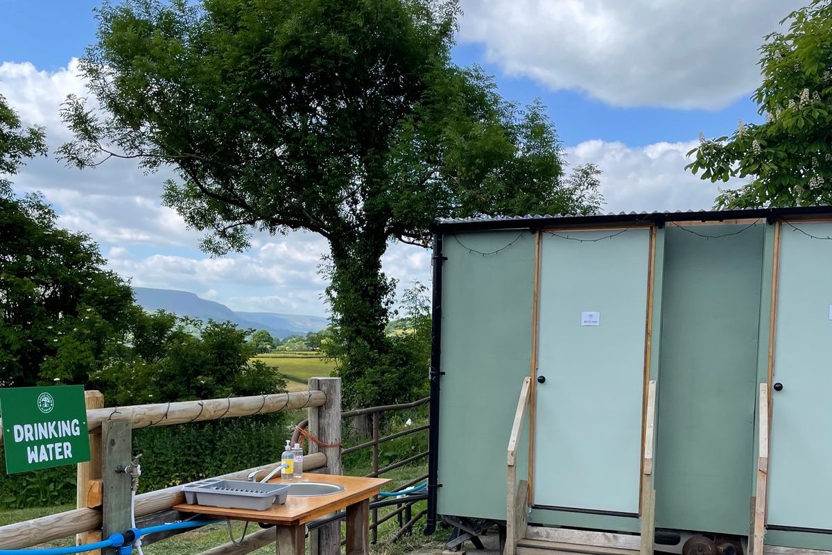 Washing-up outdoors and camping shower units