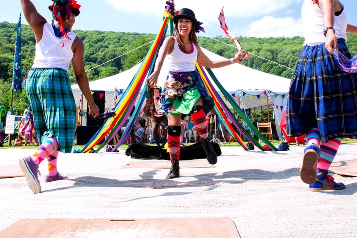 Three Dancers, Dancing