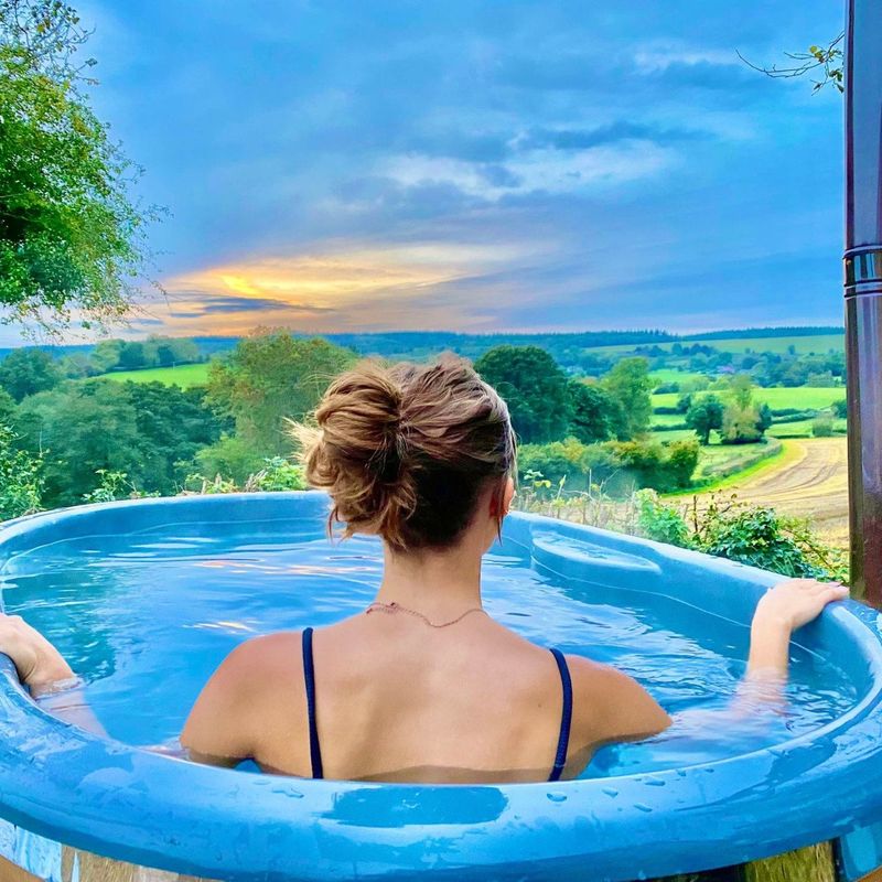 Autumn Shepherd Hut | Hot Tub &amp; Firepit Romance
