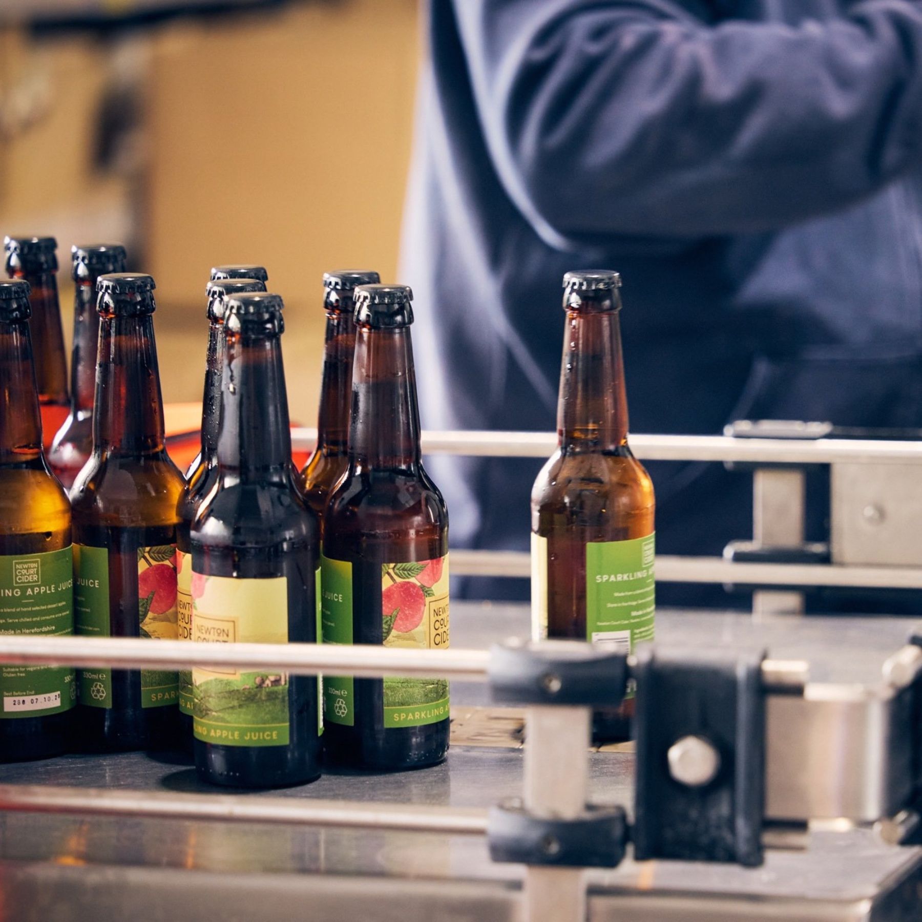 Bottling sparkling apple