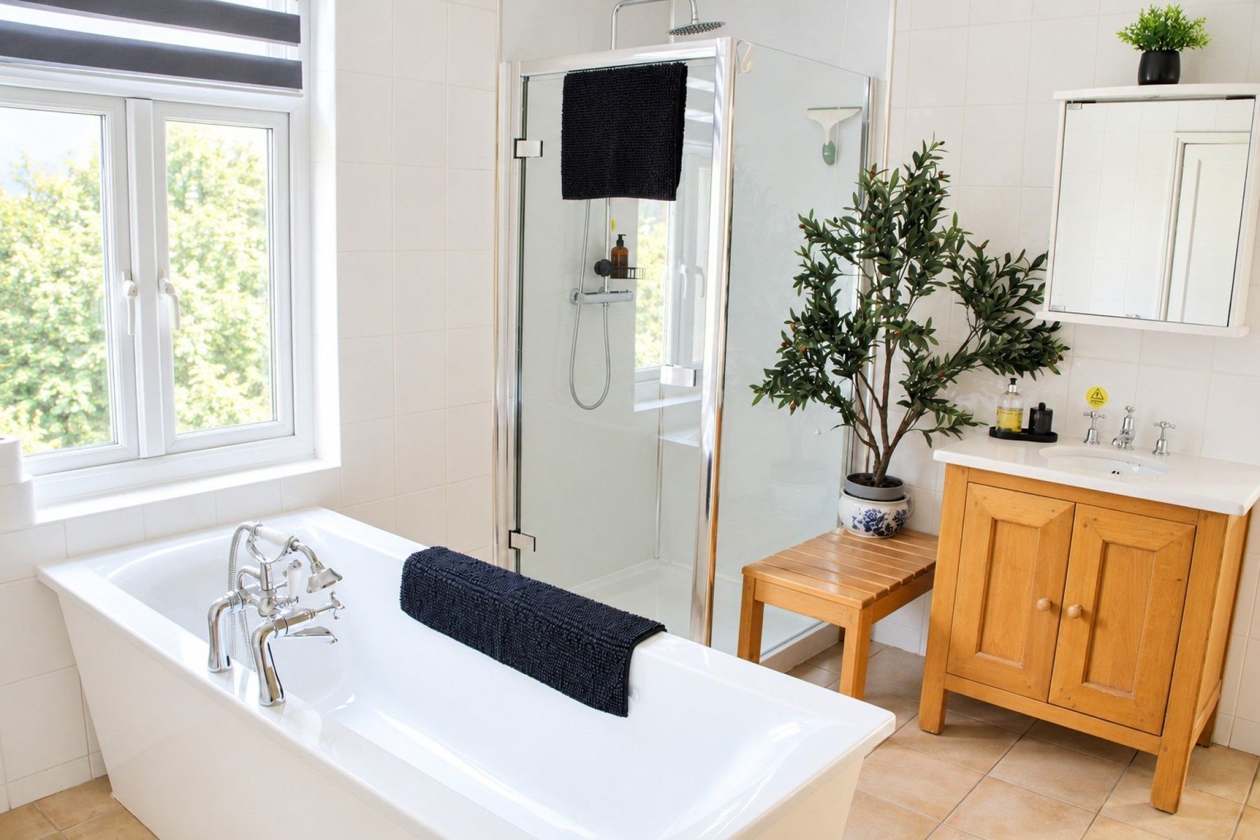 Full bathroom | Shower | Bath | Toilet