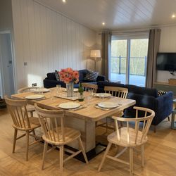 Expandable kitchen table
