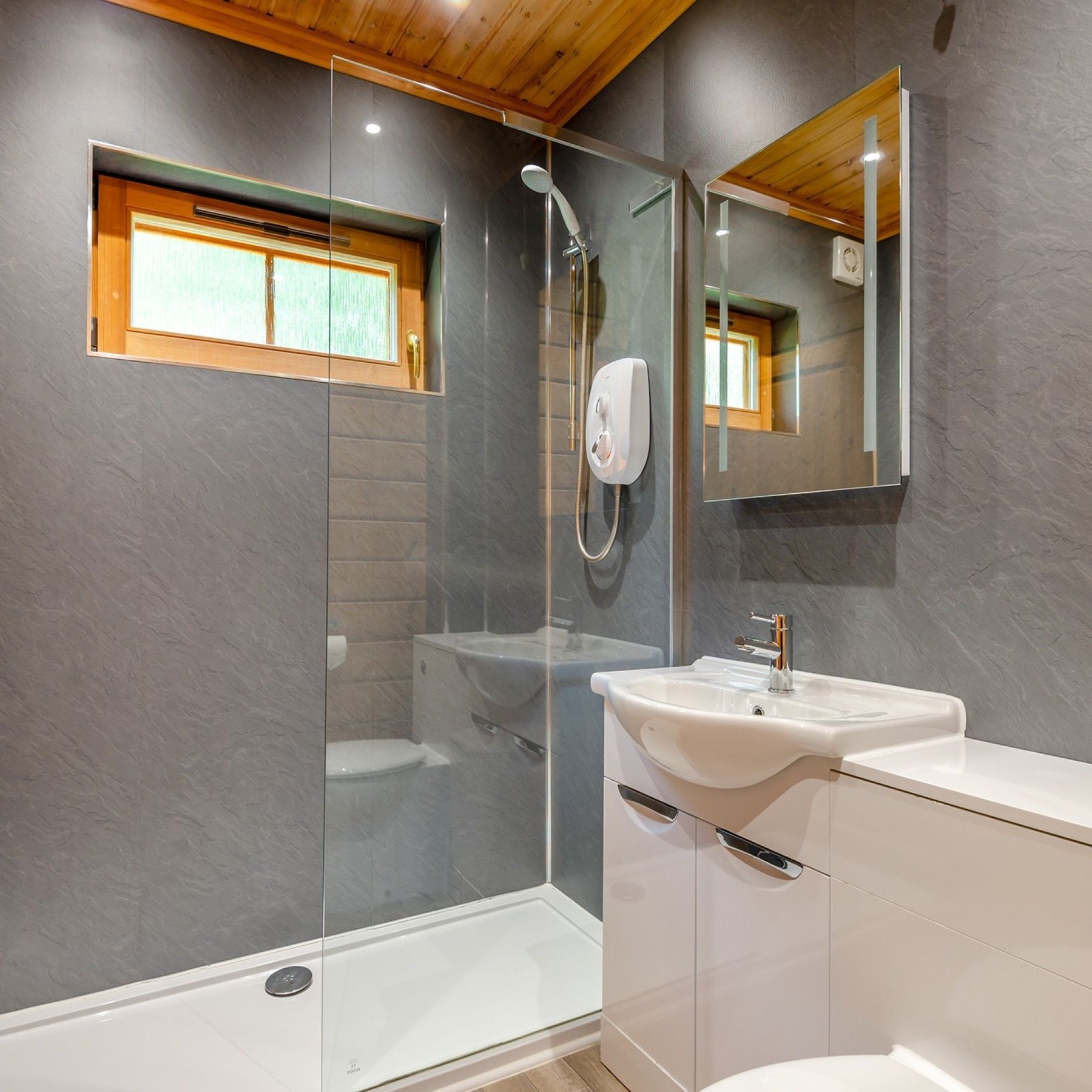 Walk in shower in Ledbury 2 Lodge
