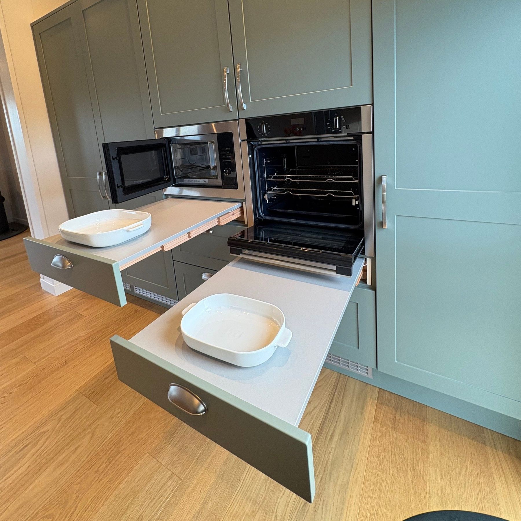 Oven & microwave with pull out drawers