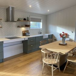 Kitchen area with height adjustable hob