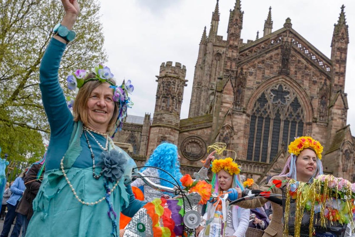 Colourful Street Carnivaleers