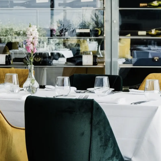 white dining cloth in smart resturant