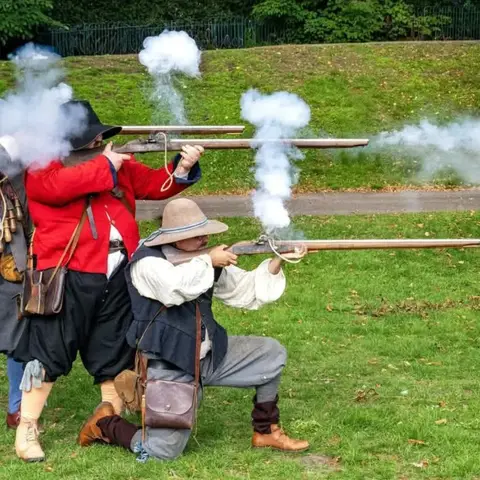 Cavalier re-enactment with guns 
