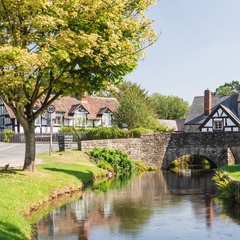 Eardisland Bridge with black and white house in the background