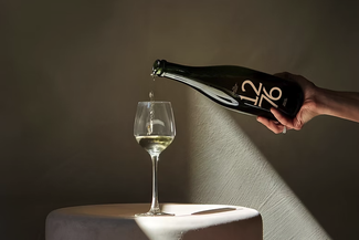 1276 Wine being poured into a glass