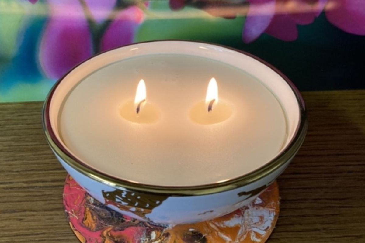 Serene candle with 2 wicks