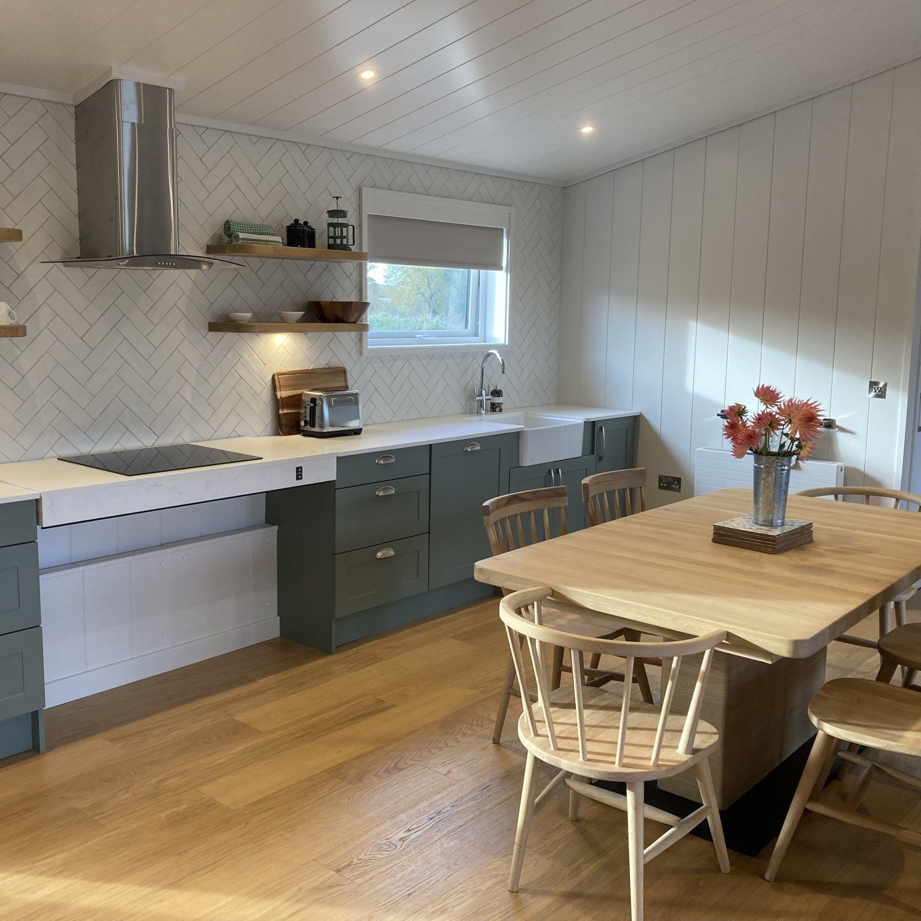 Kitchen area with height adjustable hob