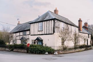 Lyonshall Black & White