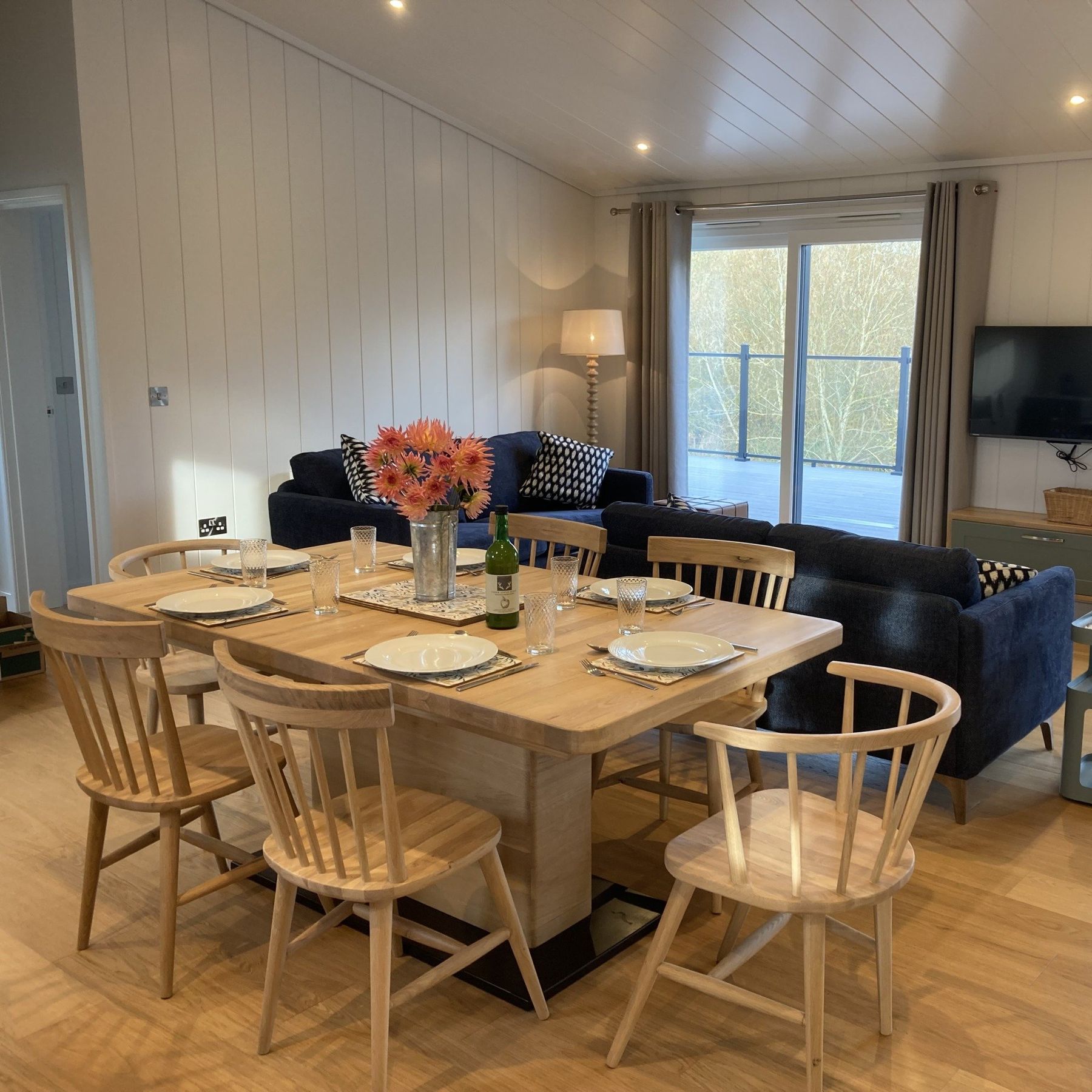 Expandable kitchen table
